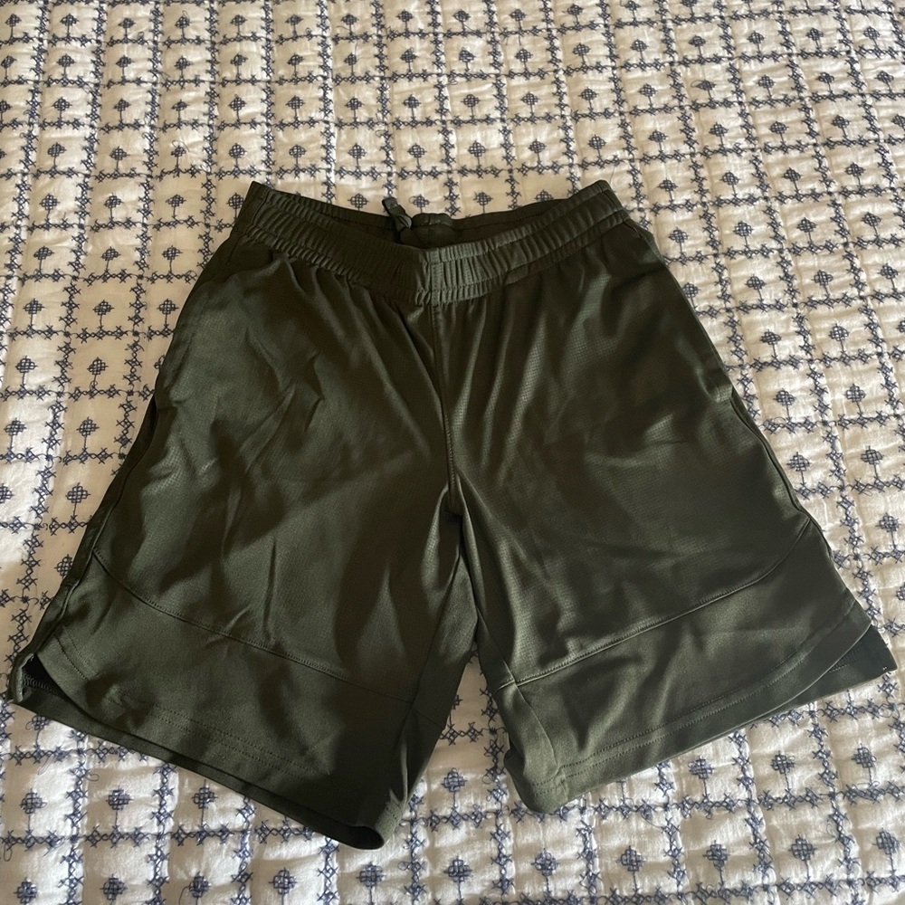 Dicks Sporting Goods ..Olive Green Athletic Shorts boys med 10-12
